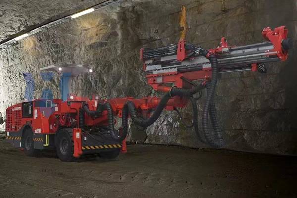 hydraulic tunneling jumbo